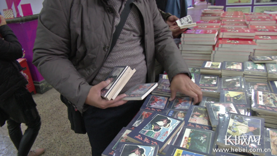 连环画在书市上受市民欢迎。